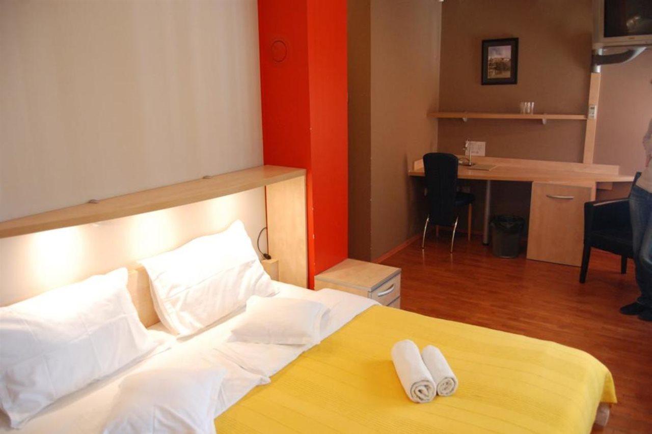 Car Royal Apartments And Rooms Novi Sad Bagian luar foto