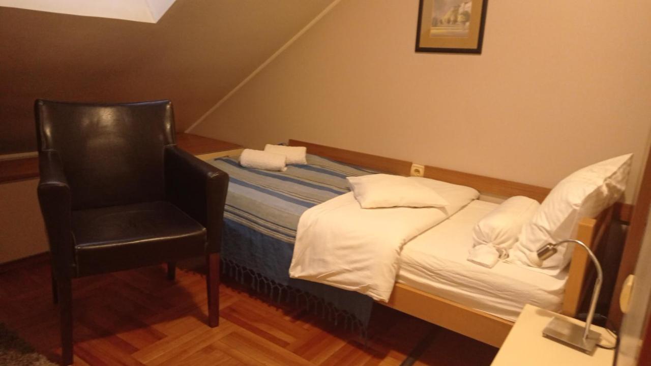 Car Royal Apartments And Rooms Novi Sad Bagian luar foto
