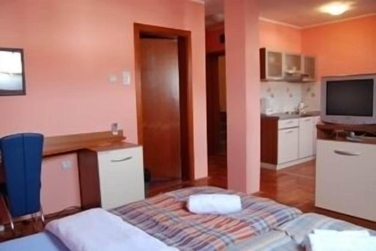 Car Royal Apartments And Rooms Novi Sad Bagian luar foto