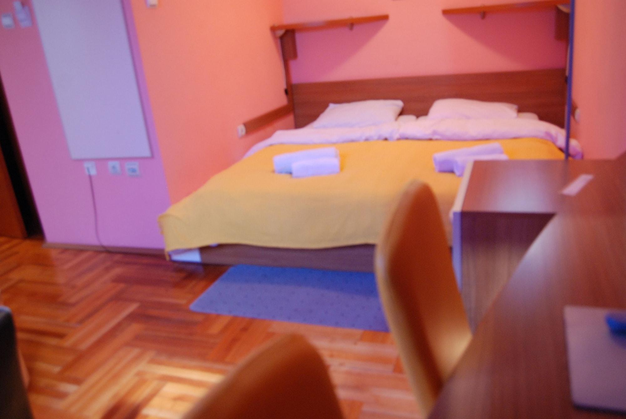 Car Royal Apartments And Rooms Novi Sad Bagian luar foto