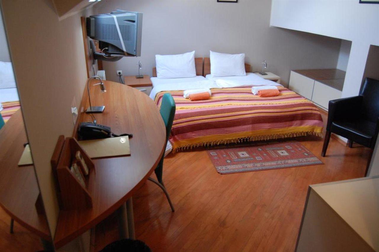 Car Royal Apartments And Rooms Novi Sad Bagian luar foto